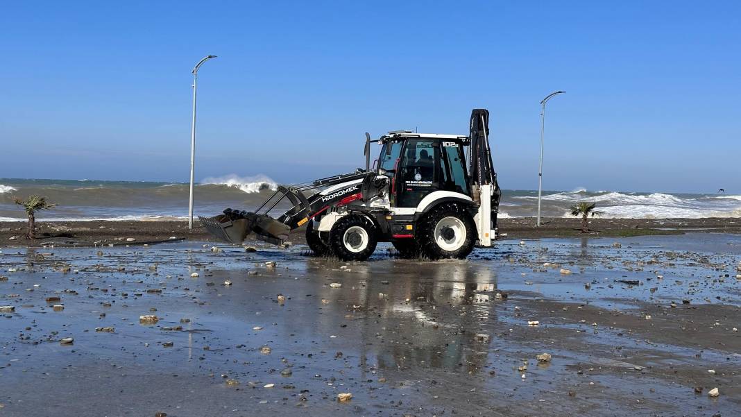 Fırtına sahil hattını yıktı geçti! Dalga boyu 5 metreye yükseldi 18